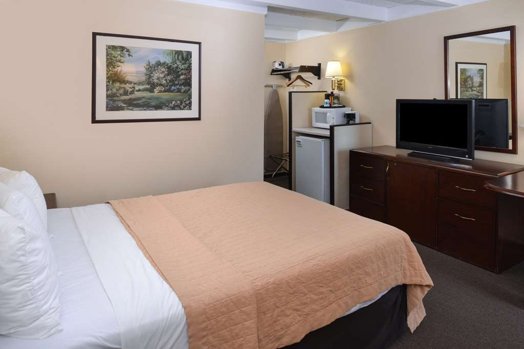 Americas Best Value Inn - Campus View Eau Claire Room photo